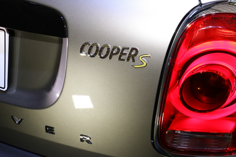 フロントグリル、リアハッチ右側、両側のスカッフプレートにイエローのSを用意