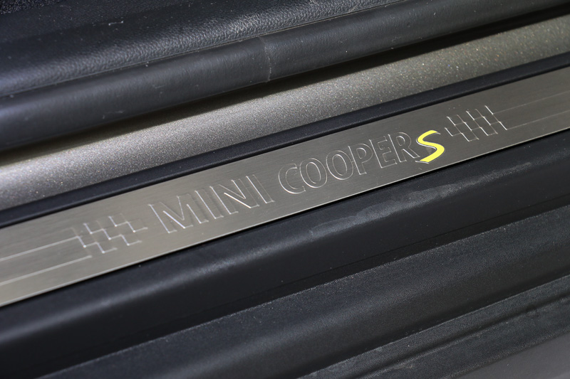 フロントグリル、リアハッチ右側、両側のスカッフプレートにイエローのSを用意