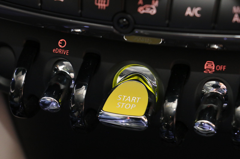 「START/STOPトグル」もイエローとなるほか、根元部分もイエローに発光。START/STOPトグルの左側にある「eDRIVE」のトグルスイッチは、モーターとエンジンを効率的に使う「AUTO eDRIVEモード」、エンジンを始動させずEV走行する「MAX eDRIVEモード」、バッテリーを充電しながらエンジンのみで走行し、バッテリーの充電状態を90％にキープする「Save eDRIVEモード」の切り替えスイッチ