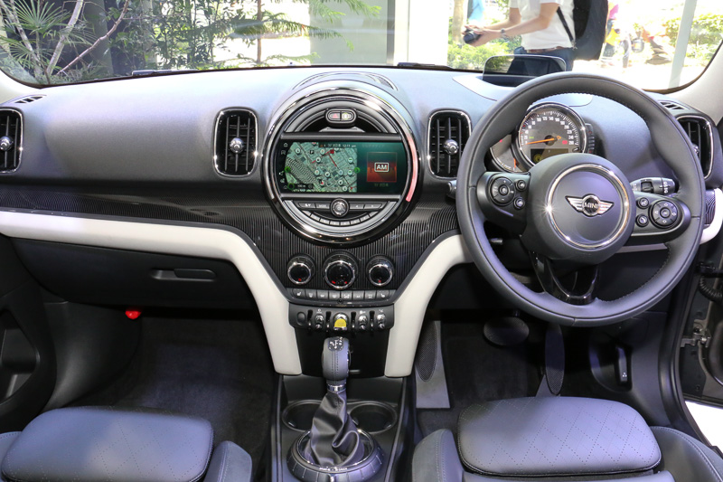 MINI クーパー S E クロスオーバー ALL4のインパネ