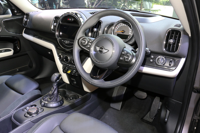 MINI クーパー S E クロスオーバー ALL4のインパネ