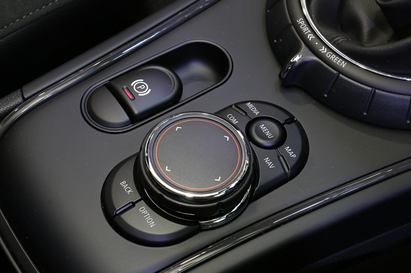 8.8インチのセンター・ディスプレイに表示される内容を1つのコントローラーで操作できる「MINIコントローラー」。パーキングブレーキは電動式