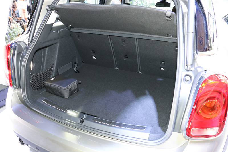 ラゲッジスペースは405Lで、最大1275Lまで拡大可能