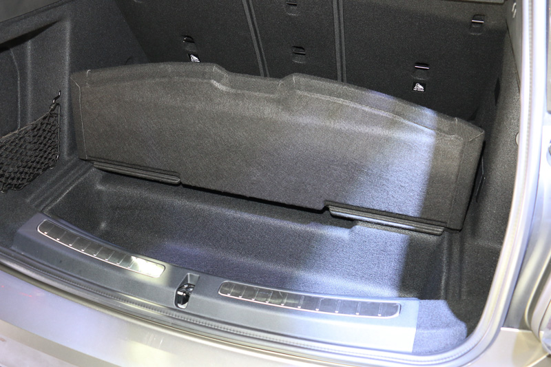 ラゲッジスペースの下に駆動用のリチウムイオンバッテリーを搭載。手前側はフロア下収納のスペースとなっている