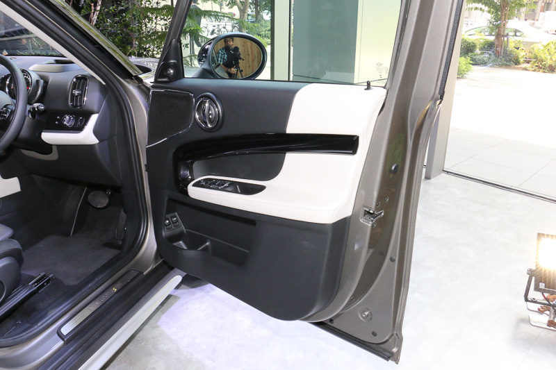 MINI クーパー S E クロスオーバー ALL4のドアトリム