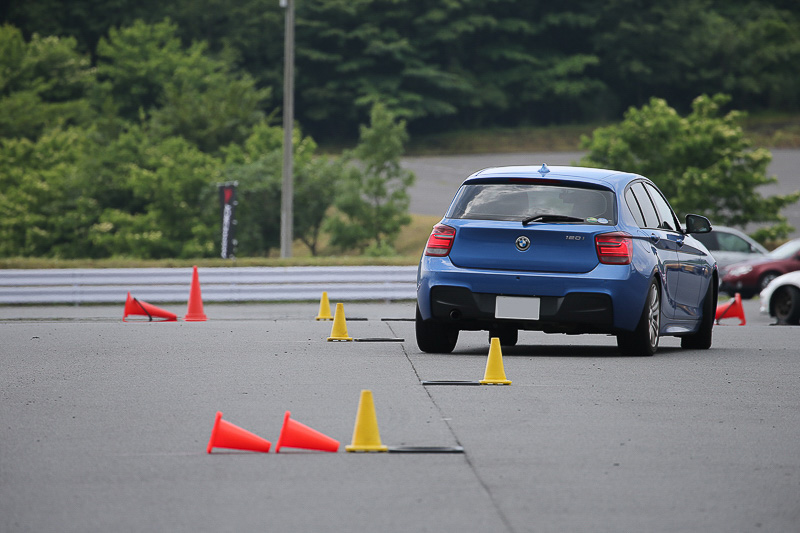 特設コース1はブレーキングやスラロームを体験