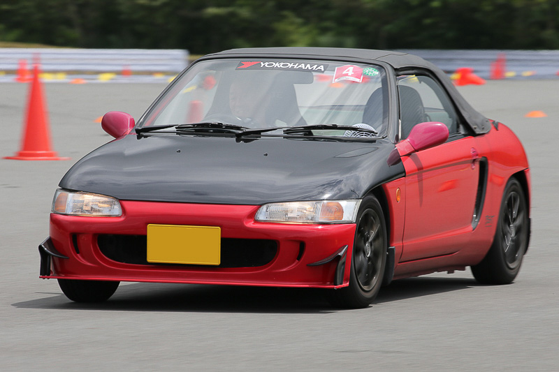 特設コース2ではS字カーブでのハンドリングを学ぶ