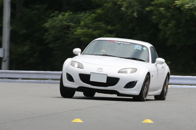 特設コース2ではS字カーブでのハンドリングを学ぶ