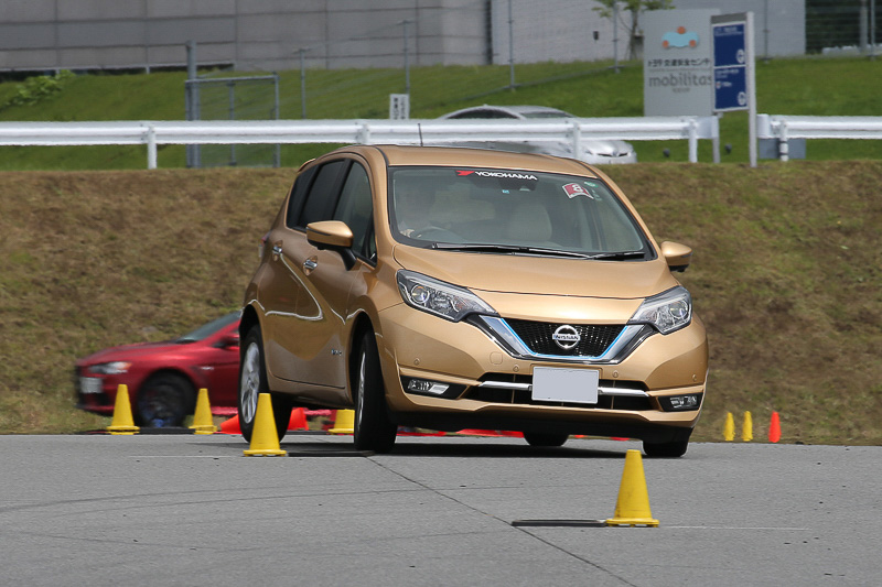 特設コース1はブレーキングやスラロームを体験