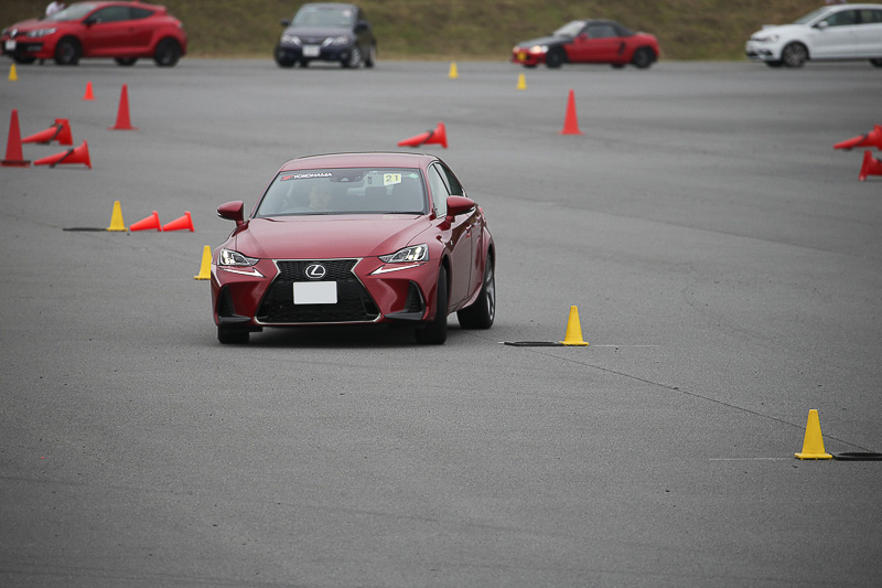 特設コース1はブレーキングやスラロームを体験