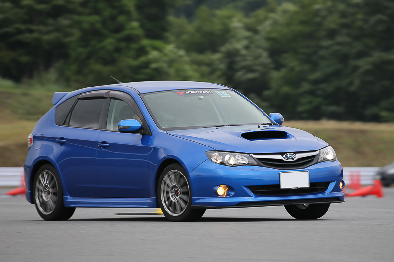 特設コース2ではS字カーブでのハンドリングを学ぶ