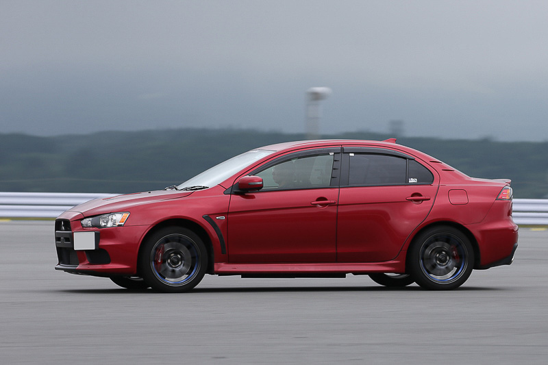 特設コース2ではS字カーブでのハンドリングを学ぶ