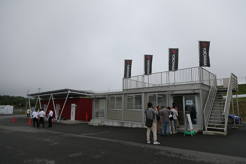 早朝から富士スピードウェイに集合した参加者たち。遠くは京都から来た人も