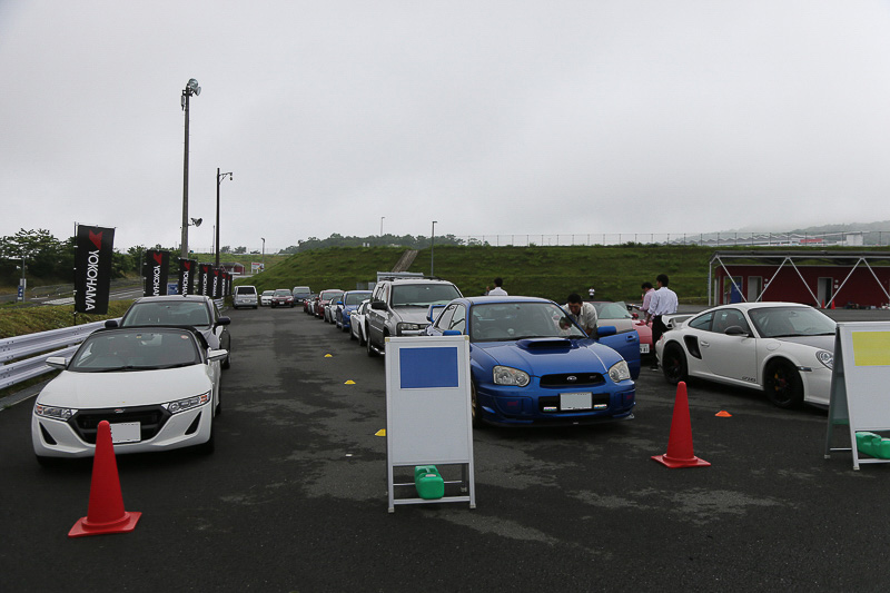 早朝から富士スピードウェイに集合した参加者たち。遠くは京都から来た人も