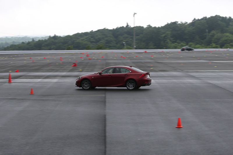 散水車によって水をまいた8の字コースを走るウェット円旋回コース