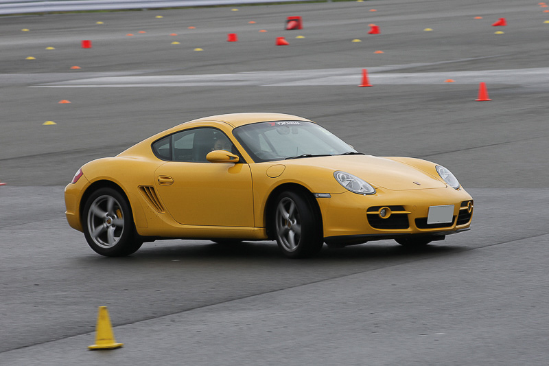 散水車によって水をまいた8の字コースを走るウェット円旋回コース