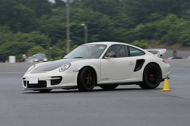 散水車によって水をまいた8の字コースを走るウェット円旋回コース