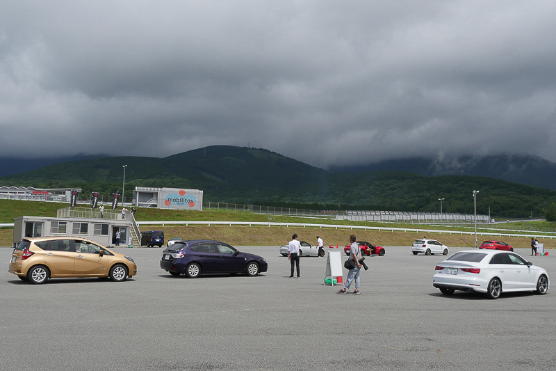 各コースで順番待ちをする車両