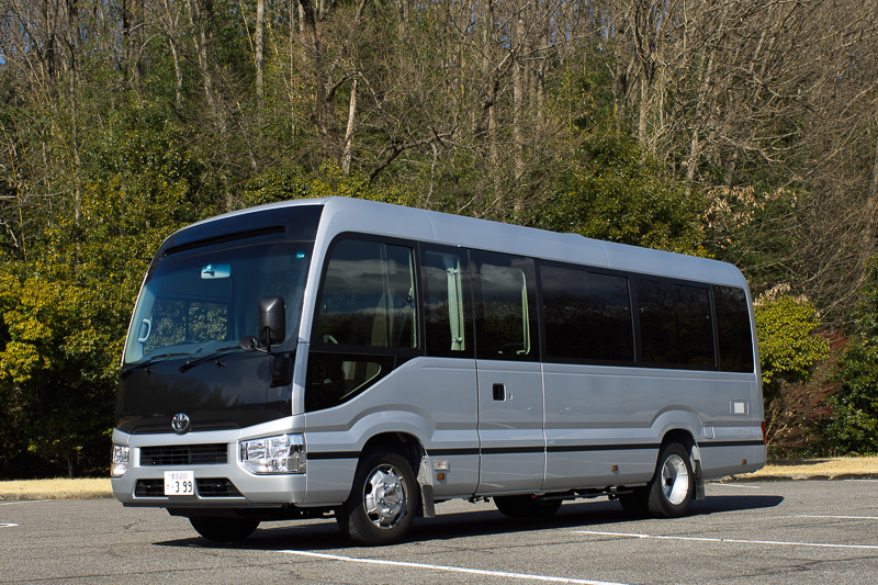 新型コースター。試乗車はEX/ロングボディ/ハイルーフ/29人乗り/6速AT仕様。ボディサイズは6990×2080×2635mm（全長×全幅×全高）