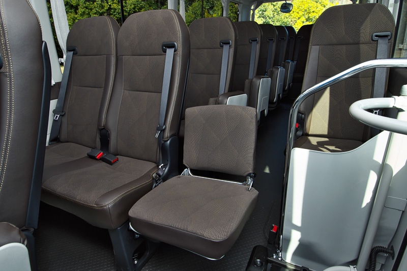 補助シート（はね上げ式・シートバック上下スライド式）にもELR付2点式シートベルトを装備