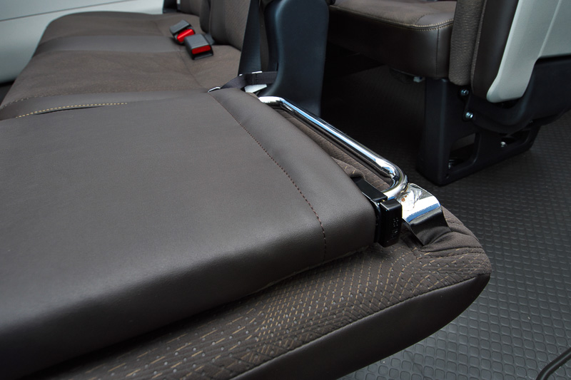 補助シート（はね上げ式・シートバック上下スライド式）にもELR付2点式シートベルトを装備