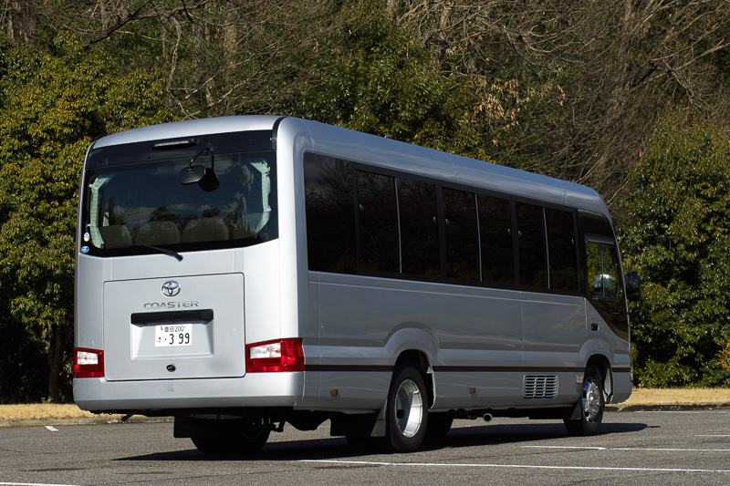 29人乗り、25人乗りの最後列固定シートの下にラゲッジルームを設定（24人乗りには大きく開く観音扉を用意）