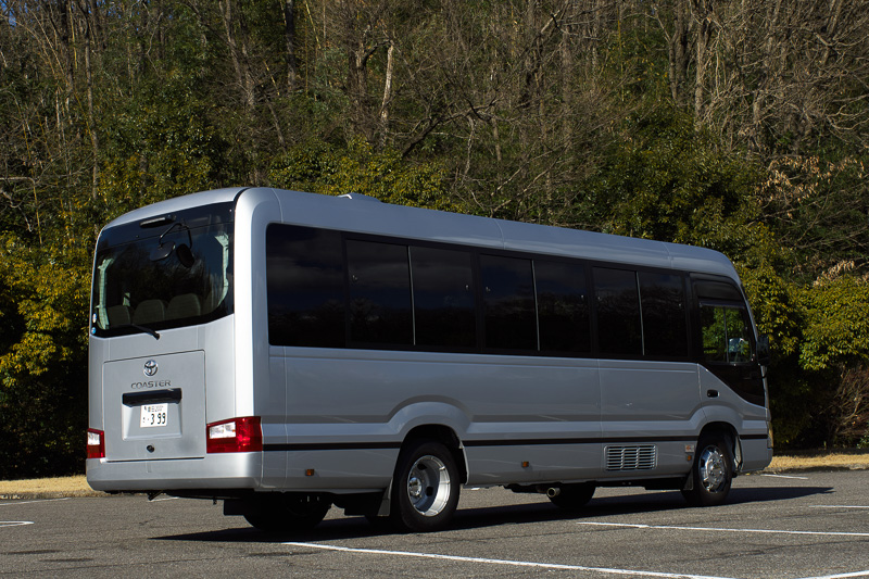 新型コースター。試乗車はEX/ロングボディ/ハイルーフ/29人乗り/6速AT仕様。ボディサイズは6990×2080×2635mm（全長×全幅×全高）