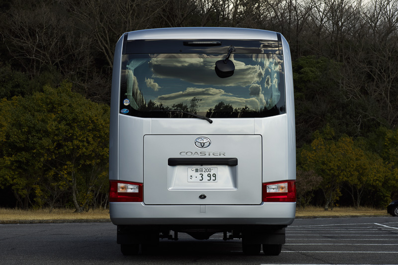 29人乗り、25人乗りの最後列固定シートの下にラゲッジルームを設定（24人乗りには大きく開く観音扉を用意）