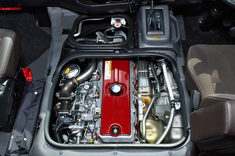 ドライバー席の隣にあるカバーを開けるとエンジンが現れる