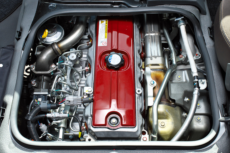 最高出力180PS、最大トルク47.0kgmを発生する直列4気筒 4.0リッター直噴ディーゼルエンジン