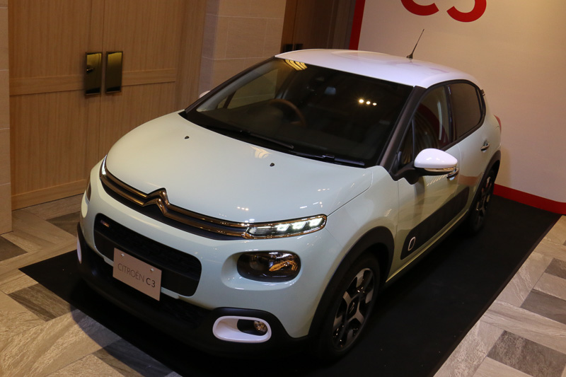 発表会の会場には、新たらしいC3の発売を記念する200台限定の「シャイン DEBUT EDITION」も展示された