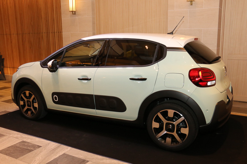 発表会の会場には、新たらしいC3の発売を記念する200台限定の「シャイン DEBUT EDITION」も展示された