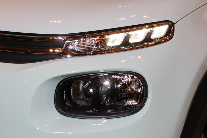 フロントアッパーグリルから左右に連続するLEDはデイタイムランプ。バンパー中段にあるオーバル形状の灯火がヘッドライトで、内側がハイビーム、外側がロービームとなる。下段にあるフォグランプも全車標準装備
