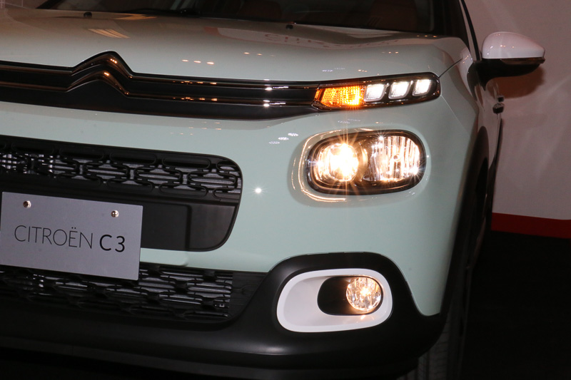 フロントアッパーグリルから左右に連続するLEDはデイタイムランプ。バンパー中段にあるオーバル形状の灯火がヘッドライトで、内側がハイビーム、外側がロービームとなる。下段にあるフォグランプも全車標準装備