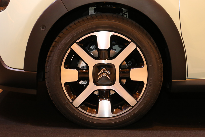 限定車専用となる17インチアロイホイール。タイヤサイズは205/50 R17