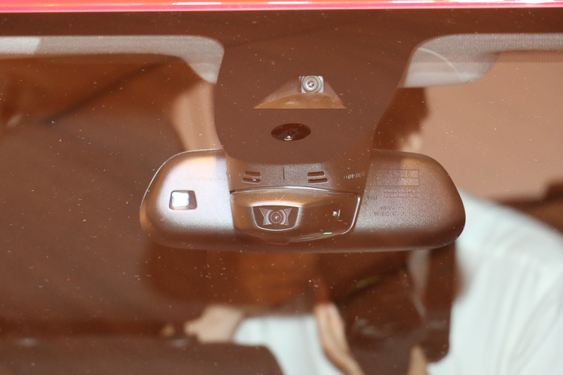 ルームミラー前方のオンボードHDカメラ「コネクテッドカム」を世界初採用