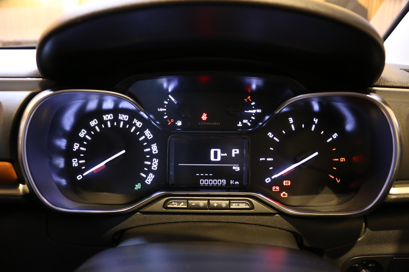 特徴的なデザインのメーターパネル。スピードメーターは220km/hスケールとなる