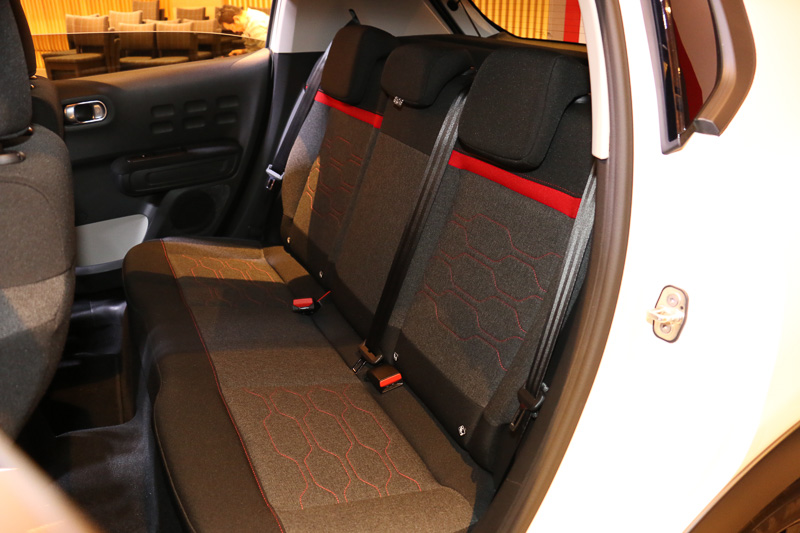 C3 シャインのシートには、肩口にレッドにラインをアクセントに使うファブリック表皮を採用。柔らかいインナーフォームを組み合わせることで快適性とサポート性を両立する