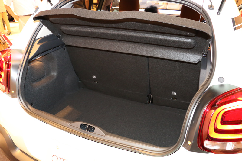 ラゲッジスペースの容量は300L。6：4分割可倒式リアシートを全車で採用する