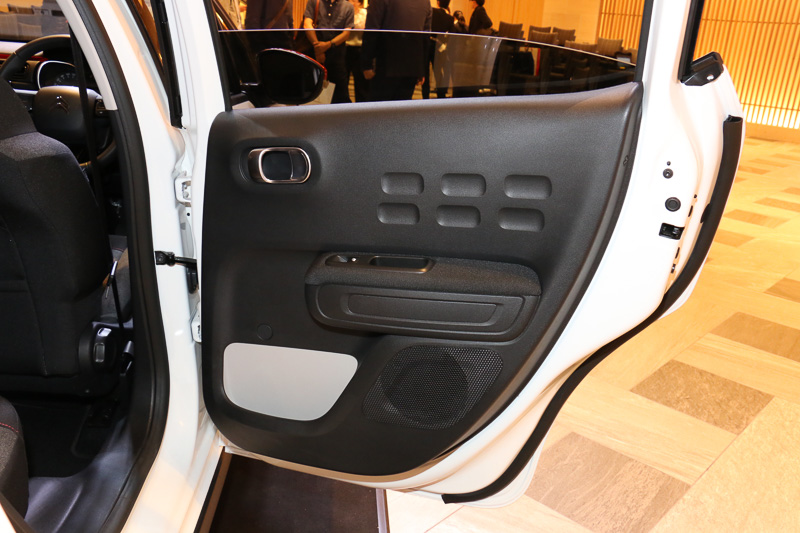 メタル調のインナードアハンドルを前後のドアで採用。フロントドアのグリップは旅行用トランクのストラップがモチーフ。「握るたび、遠くまで旅行するようなわくわく感を演出する」という