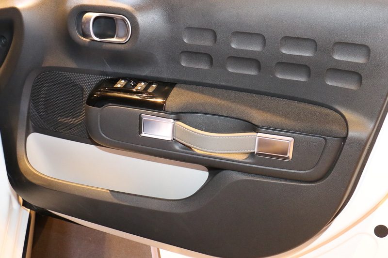 メタル調のインナードアハンドルを前後のドアで採用。フロントドアのグリップは旅行用トランクのストラップがモチーフ。「握るたび、遠くまで旅行するようなわくわく感を演出する」という