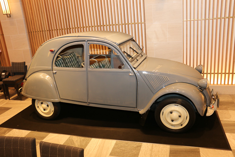 1948年にデビューしてシトロエンの代表的なモデルとなった2CVも会場内に展示された