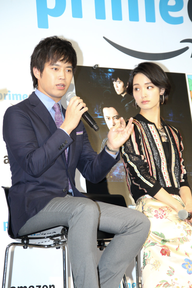 7月11日にAmazonプライム・ビデオで配信スタートするドラマシリーズ「フェイス －サイバー犯罪特捜班－」に出演する三浦貴大さんと剛力彩芽さん