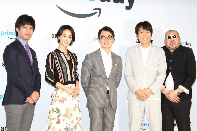 Amazonのビッグセール「プライムデー」の発表会出席者。左から俳優の三浦貴大さん、女優の剛力彩芽さん、アマゾンジャパン合同会社 社長のジャスパー・チャン氏、お笑い芸人の千原ジュニアさんと野性爆弾くっきーさん