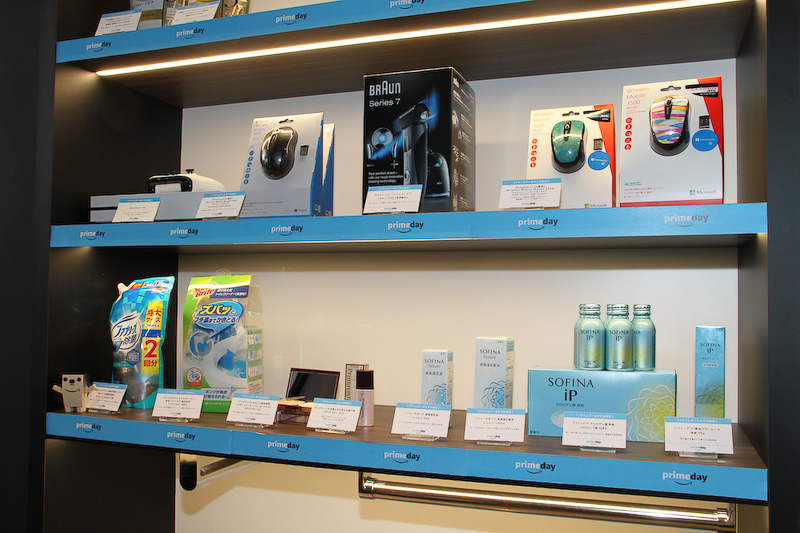 発表会会場にはポップアップストアとしてさまざまな商品が展示されていた