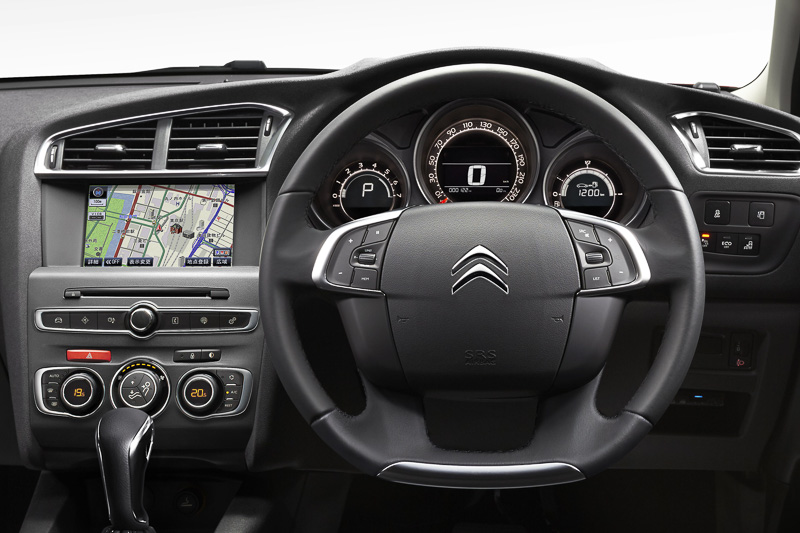 日本語表示に対応する7インチの大型タッチスクリーンを標準装備