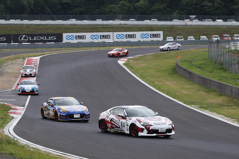 75号車の手塚祐弥選手と激しいバトルを展開するも、手塚選手の失速によりなんとか3位を手中に収めた