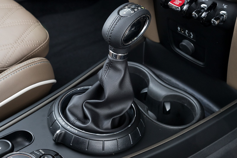 インテリアでは、MINIらしい円形デザインをモチーフとして採用しながらクローム仕上げを取り入れることで上質な空間に仕上げた。従来モデルに比べリアシートを中心に室内空間が広くなり、快適性が向上。リアのバックレストは40：20：40分割可倒式で、トランク容量は先代モデルから100L拡大して450Lとなった。そのほか撮影車にはラゲッジスペースの後端に腰掛けるためのオプション装備「ピクニック・ベンチ」（1万6000円）が備わっていた