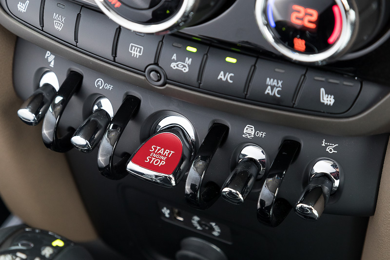 インテリアでは、MINIらしい円形デザインをモチーフとして採用しながらクローム仕上げを取り入れることで上質な空間に仕上げた。従来モデルに比べリアシートを中心に室内空間が広くなり、快適性が向上。リアのバックレストは40：20：40分割可倒式で、トランク容量は先代モデルから100L拡大して450Lとなった。そのほか撮影車にはラゲッジスペースの後端に腰掛けるためのオプション装備「ピクニック・ベンチ」（1万6000円）が備わっていた