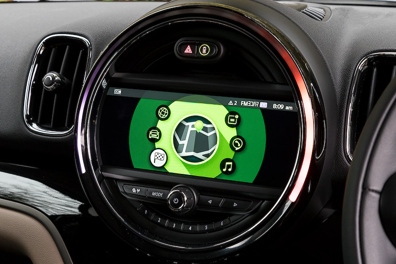 インテリアでは、MINIらしい円形デザインをモチーフとして採用しながらクローム仕上げを取り入れることで上質な空間に仕上げた。従来モデルに比べリアシートを中心に室内空間が広くなり、快適性が向上。リアのバックレストは40：20：40分割可倒式で、トランク容量は先代モデルから100L拡大して450Lとなった。そのほか撮影車にはラゲッジスペースの後端に腰掛けるためのオプション装備「ピクニック・ベンチ」（1万6000円）が備わっていた